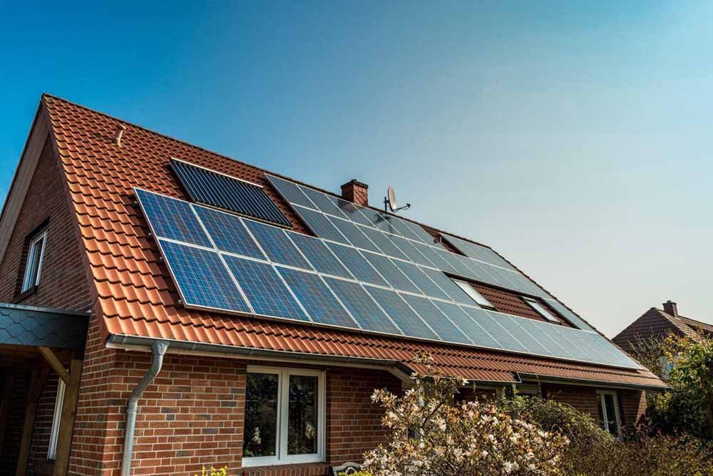 Understanding the Role of a Solar Inverter Battery in Your Home's Energy System